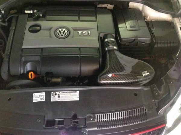 VAG 2.0TSI motor met luchtfilter in de motorafdekkap