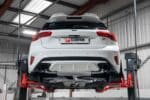 Scorpion RVS Sportuitlaat gemonteerd op Ford Focus ST Mk4 Hatchback met 2.3 EcoBoost motor in non resonated versie met Carbon Fiber Ascari 114mm uitlaatsierstukken - SFDS091CF - Achterkant auto