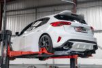 Scorpion RVS Sportuitlaat gemonteerd op Ford Focus ST Mk4 Hatchback met 2.3 EcoBoost motor in non resonated versie met Carbon Fiber Ascari 114mm uitlaatsierstukken - SFDS091CF - Achterkant auto